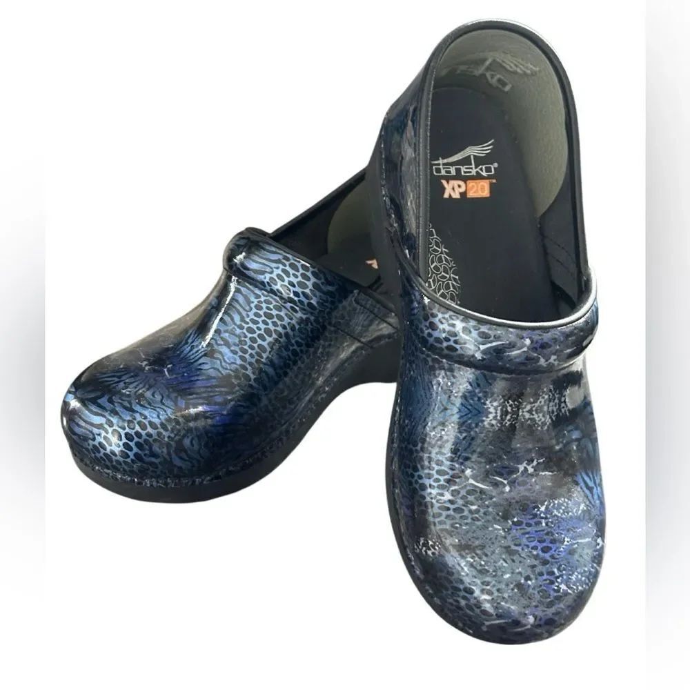 Dansko XP 2.0 Blue Animal Patent Clogs Women’s Size 40 US 9.5-10